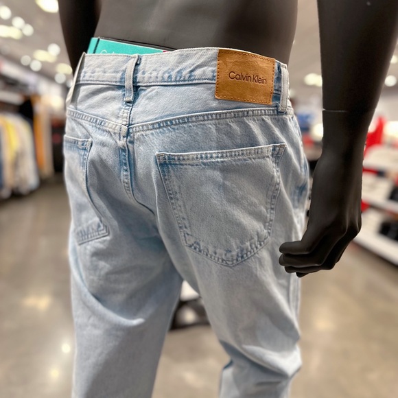 Calvin Klein Men Standard Straight Jeans - Picture 8 of 9